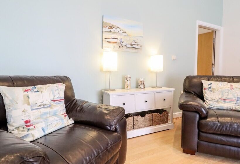 Maritime Mews, 6 The Oakleys