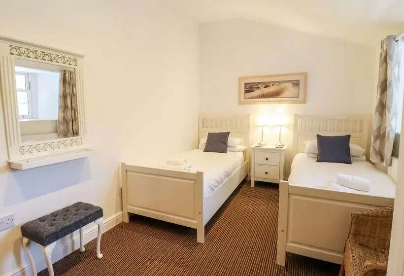 Maritime Mews, 6 The Oakleys