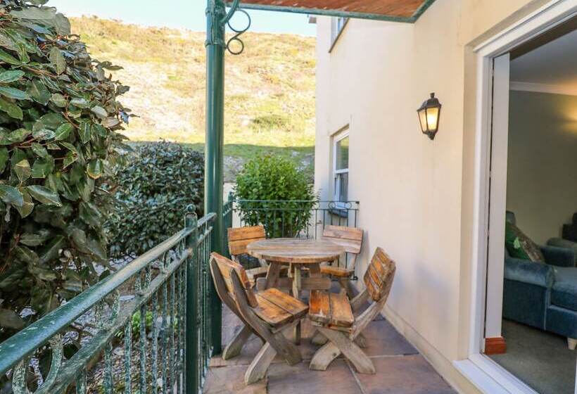 9 Beachcombers Apartments