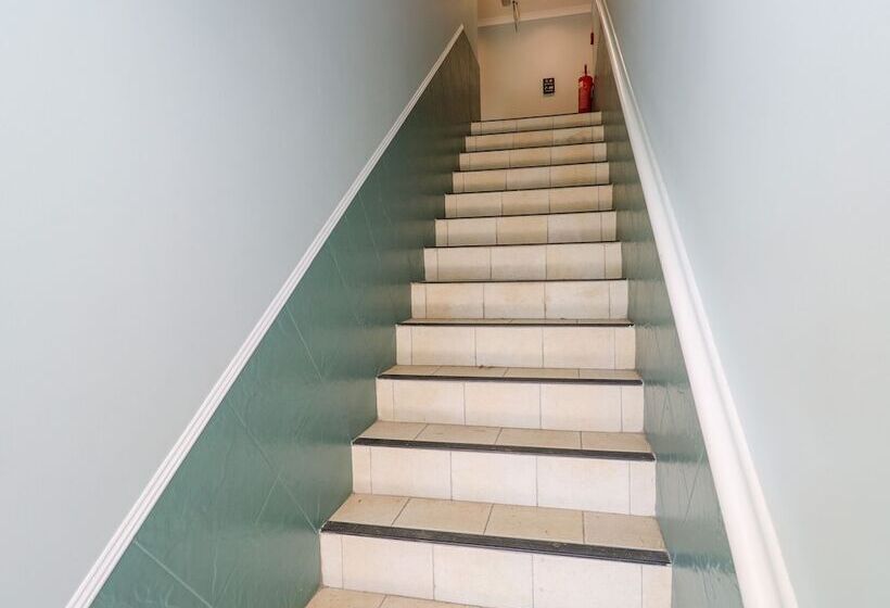 9 Beachcombers Apartments