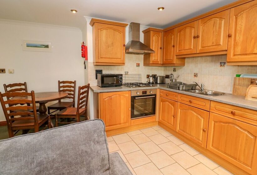 9 Beachcombers Apartments