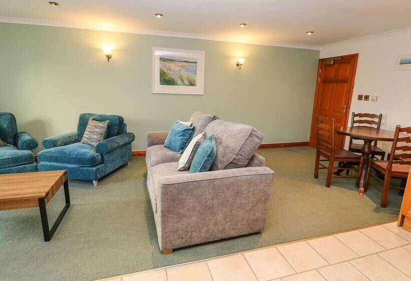 9 Beachcombers Apartments