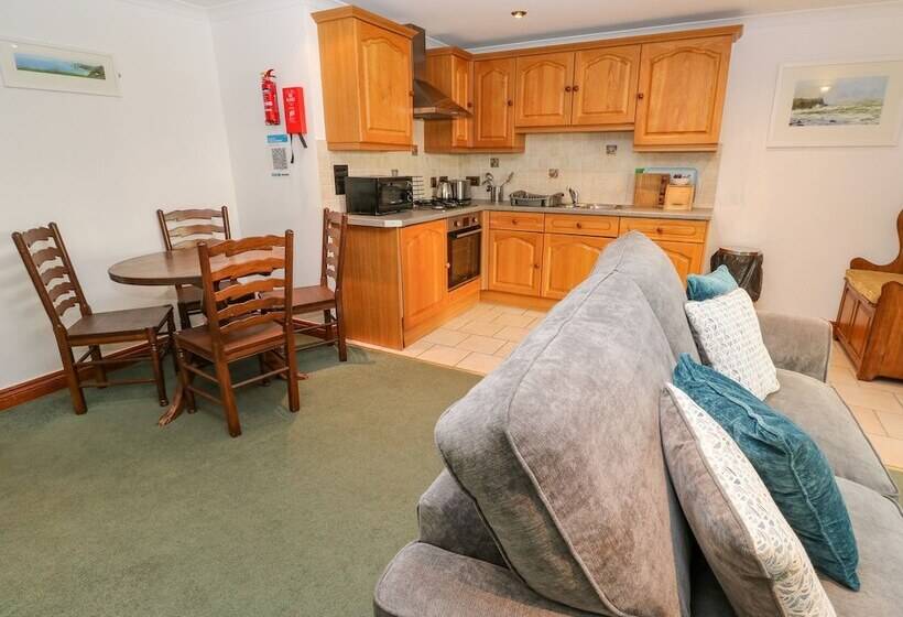 9 Beachcombers Apartments