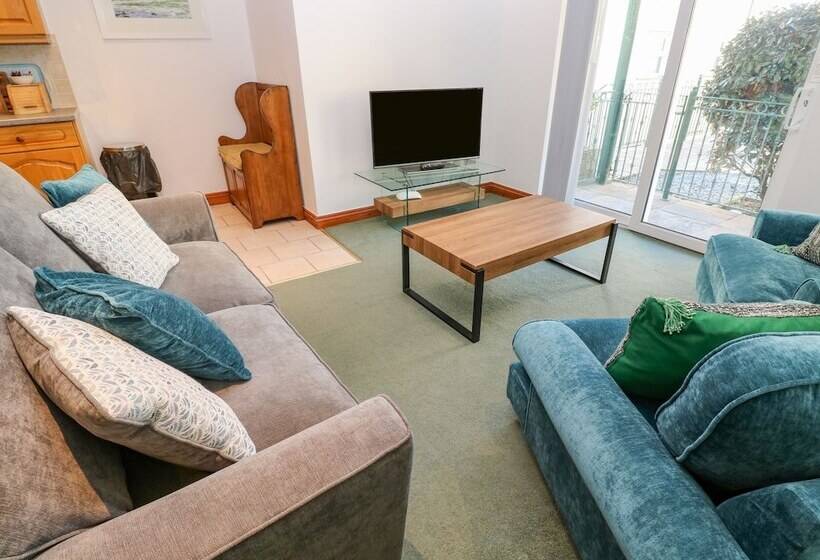 9 Beachcombers Apartments