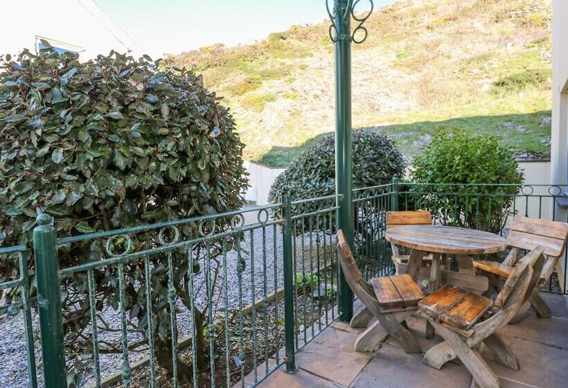 9 Beachcombers Apartments