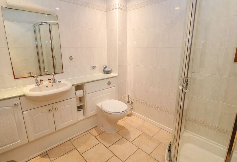 9 Beachcombers Apartments