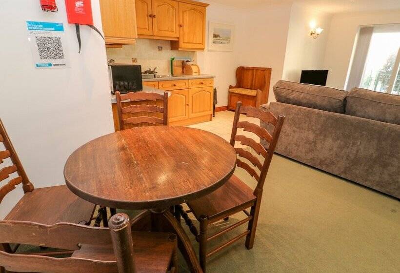 9 Beachcombers Apartments