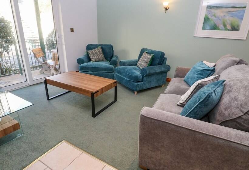 9 Beachcombers Apartments