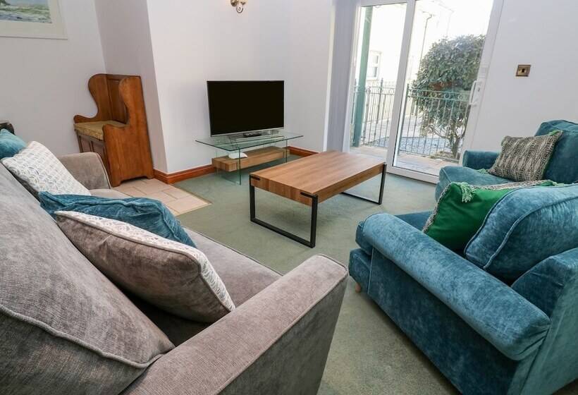 9 Beachcombers Apartments