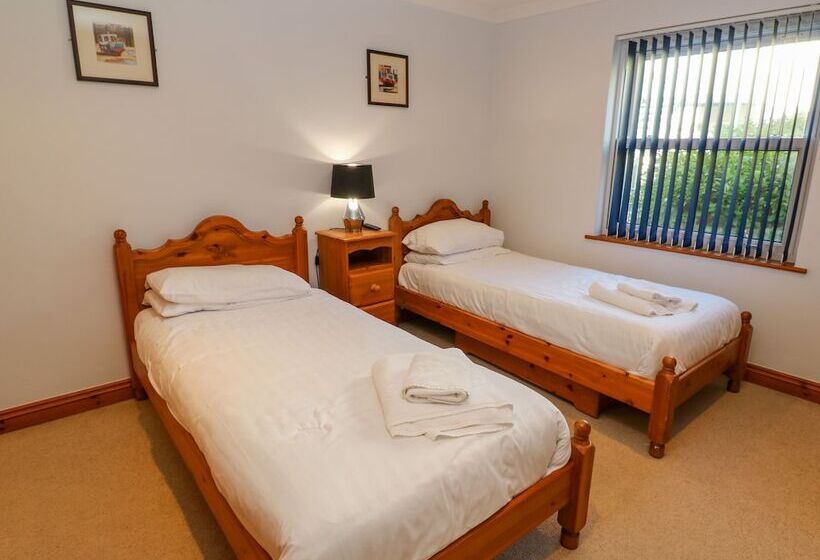 9 Beachcombers Apartments