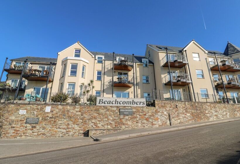 9 Beachcombers Apartments