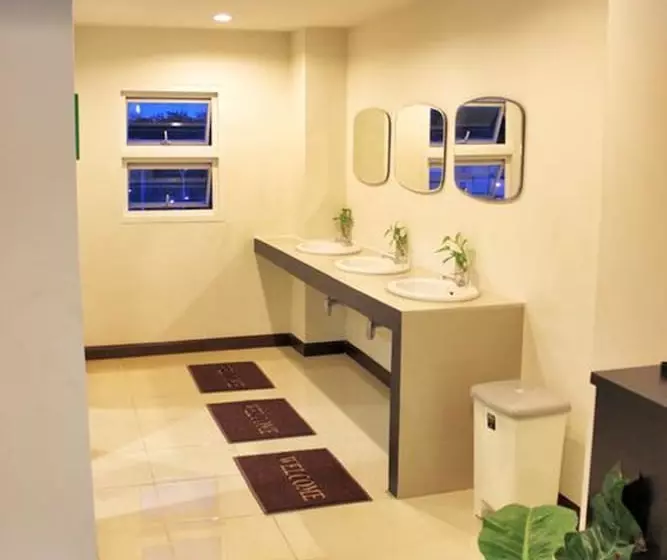 Ananas Phuket Central Hostel   Adults Only