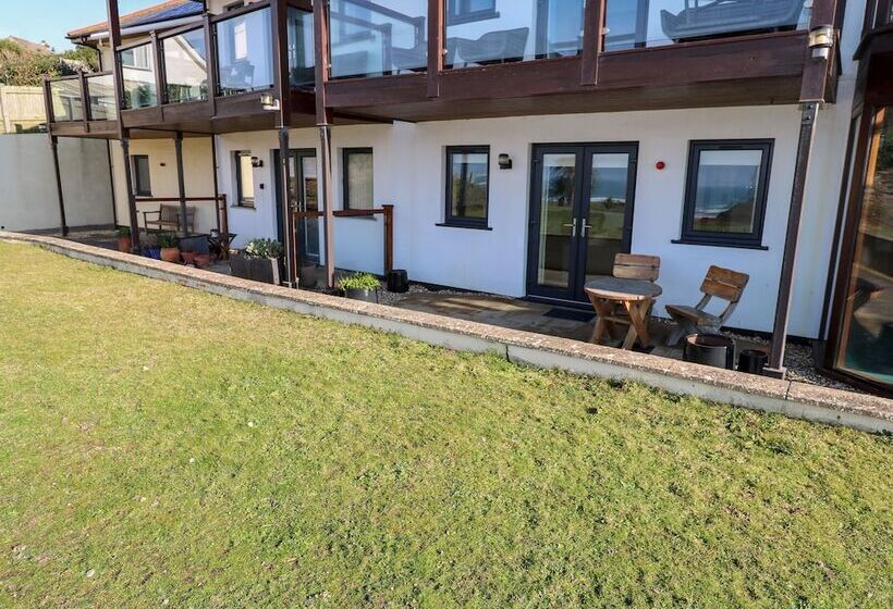 White Lodge Apartment