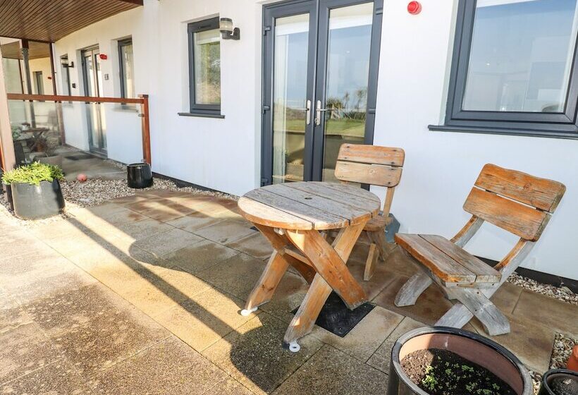 White Lodge Apartment