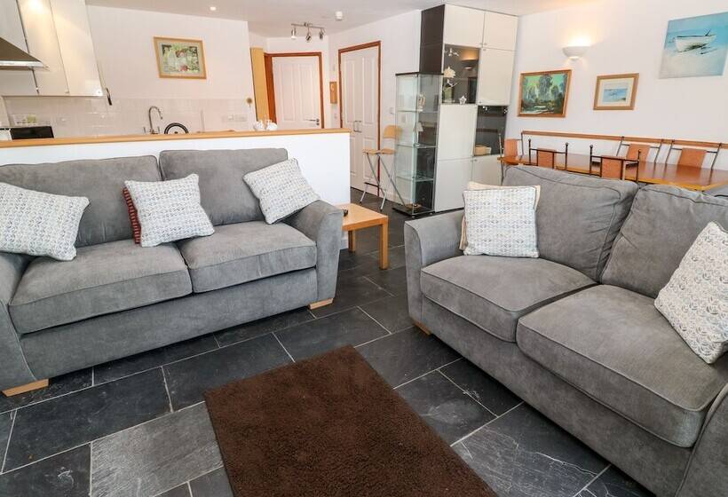 White Lodge Apartment