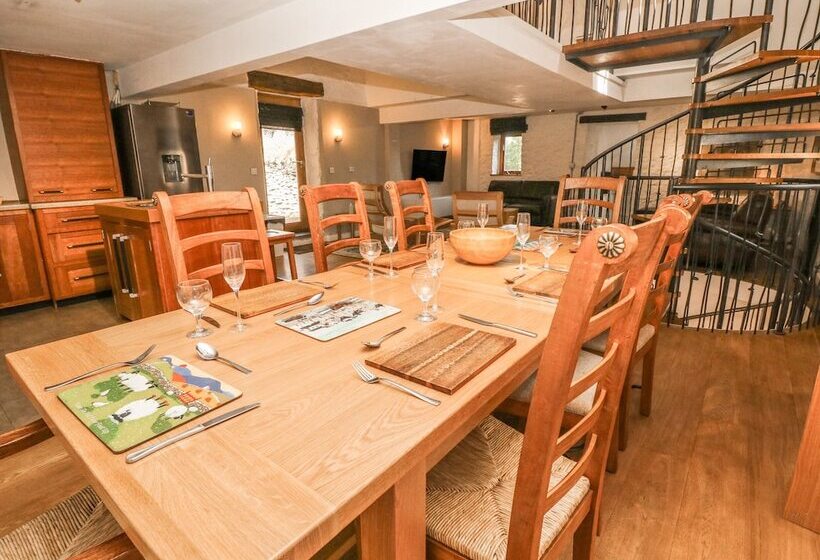 The Barn At Smalldale Hall