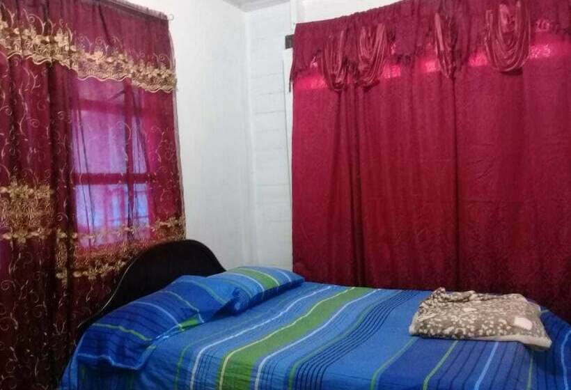 Hostal Los Primos   Hostel