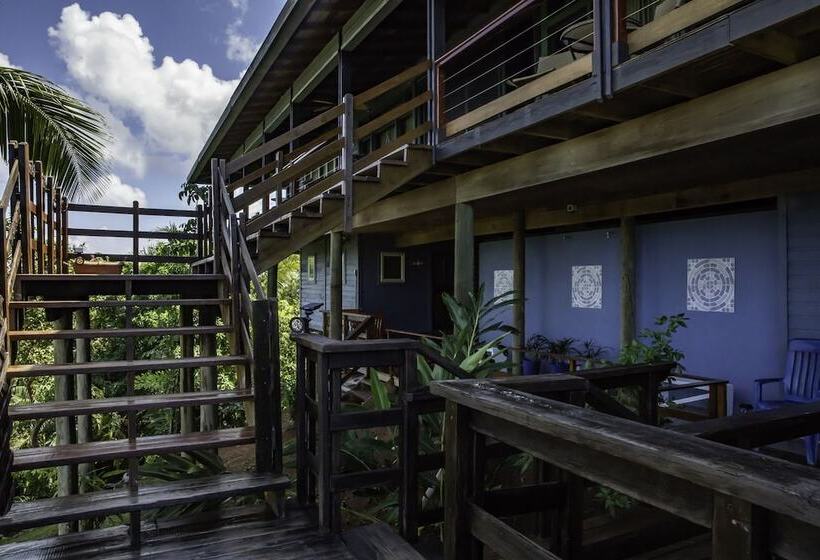 تختخواب و صبحانه West End Breeze