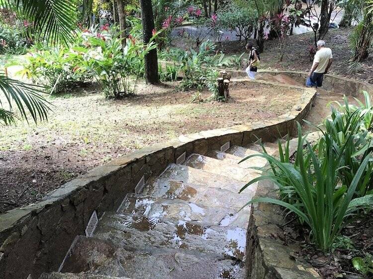 تختخواب و صبحانه West End Breeze