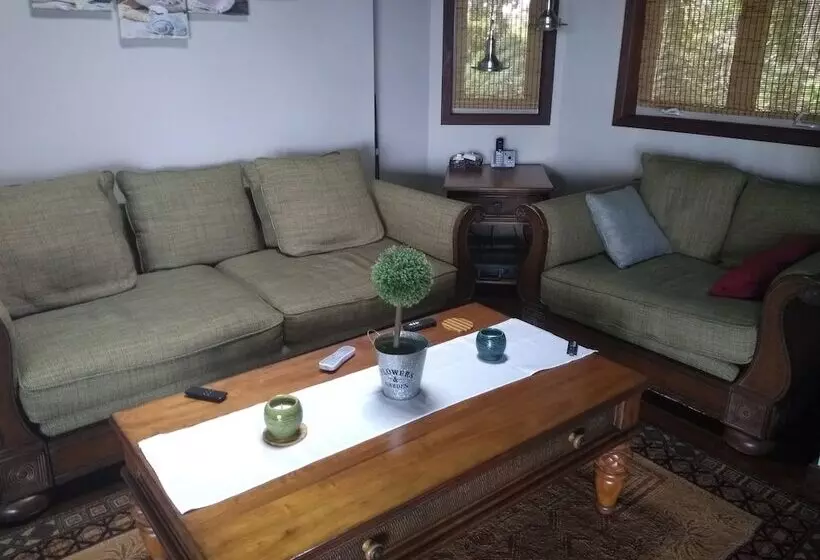 تختخواب و صبحانه West End Breeze