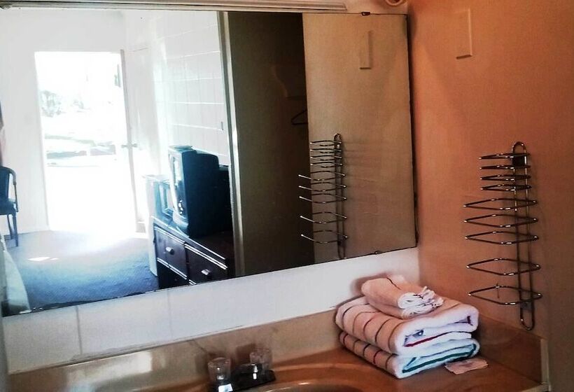 فندق على الطريق Country Inn Llc