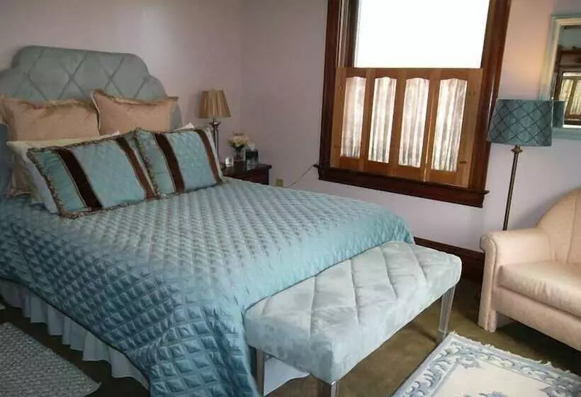 Aamiaismajoitus (B&B) Colonial House On Main