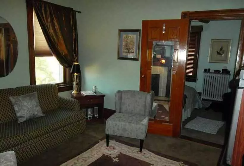 Aamiaismajoitus (B&B) Colonial House On Main