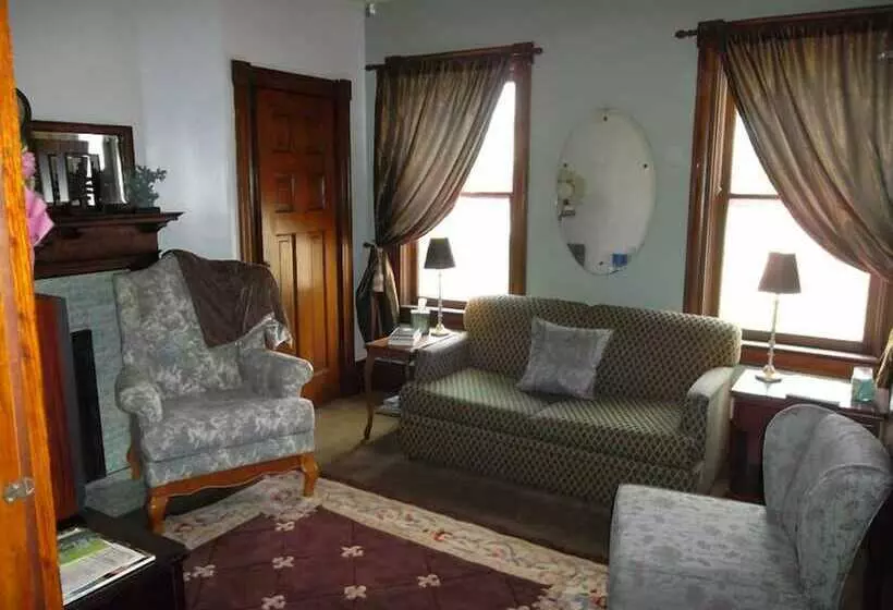 Aamiaismajoitus (B&B) Colonial House On Main