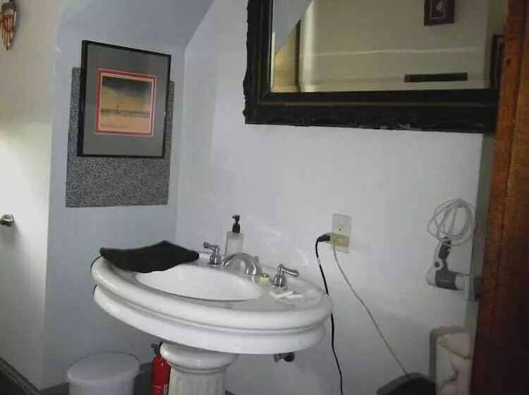 Aamiaismajoitus (B&B) Colonial House On Main