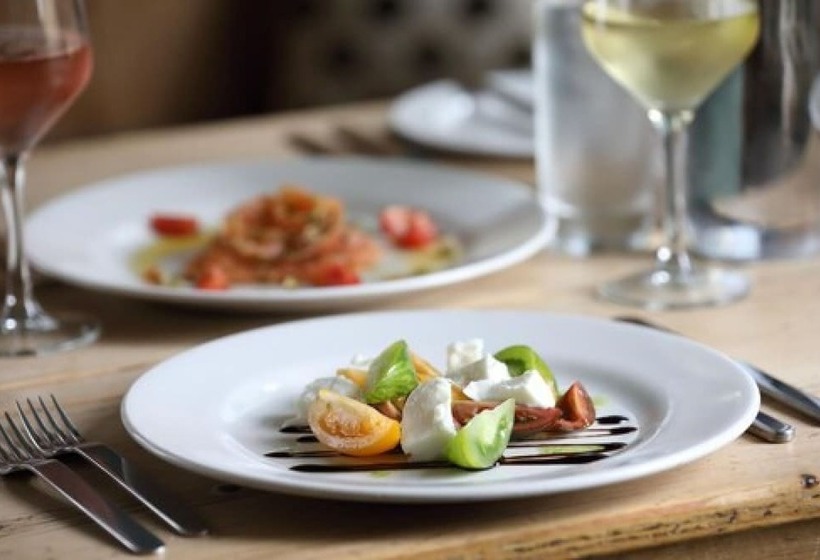 مسافرخانه Horse & Groom Upper Oddington