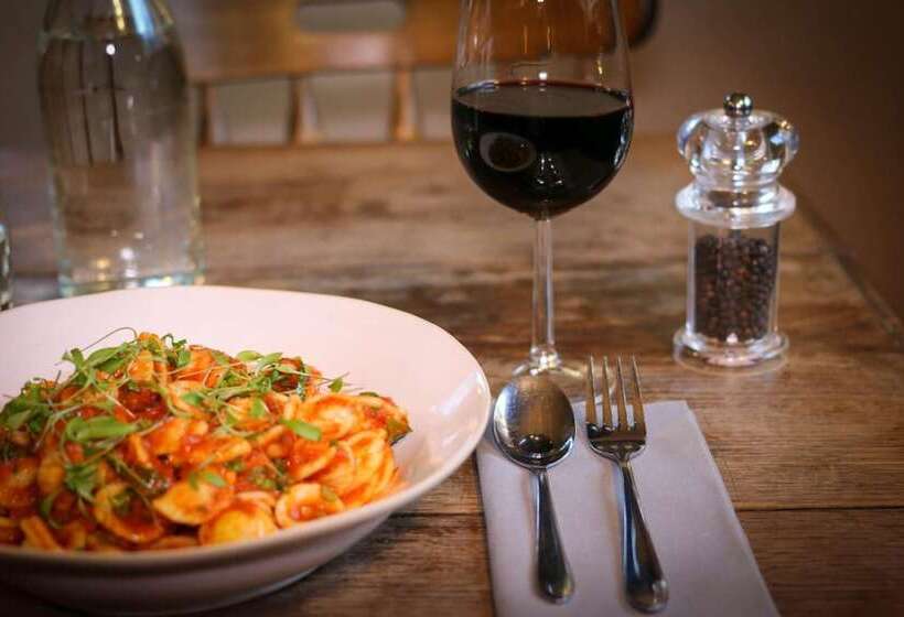 مسافرخانه Horse & Groom Upper Oddington