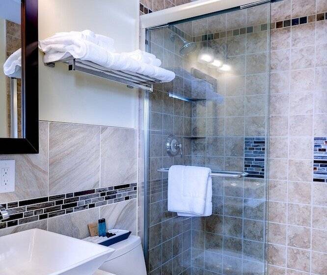 בית מלון כפרי Adirondack Spruce Lodge