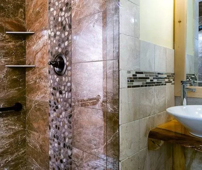 Hotelli Adirondack Spruce Lodge