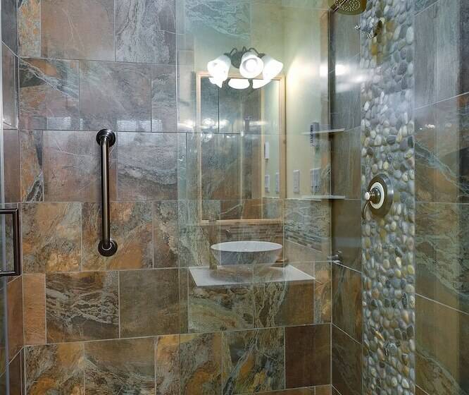 בית מלון כפרי Adirondack Spruce Lodge