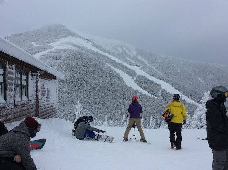 בית מלון כפרי Adirondack Spruce Lodge