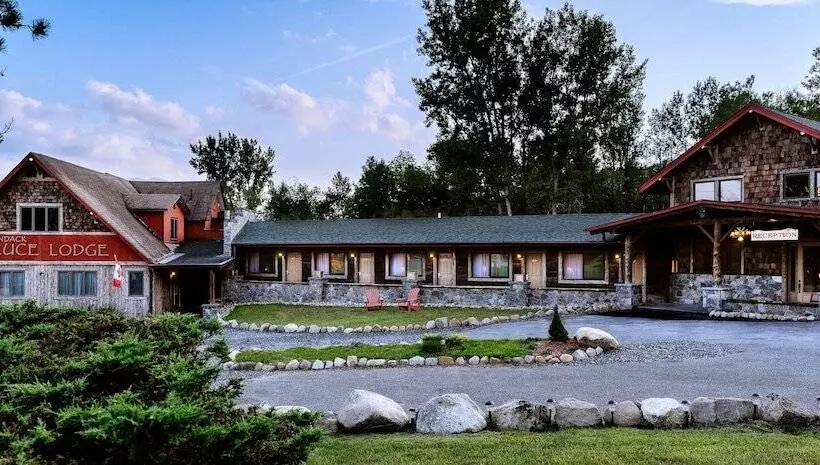 Hotelli Adirondack Spruce Lodge
