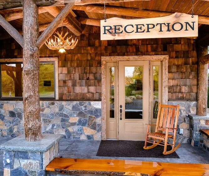 בית מלון כפרי Adirondack Spruce Lodge