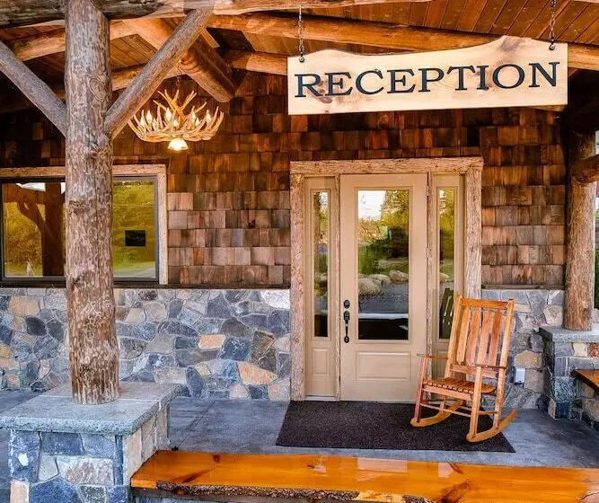 Hotelli Adirondack Spruce Lodge