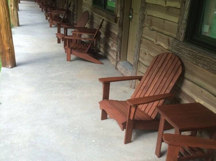 בית מלון כפרי Adirondack Spruce Lodge