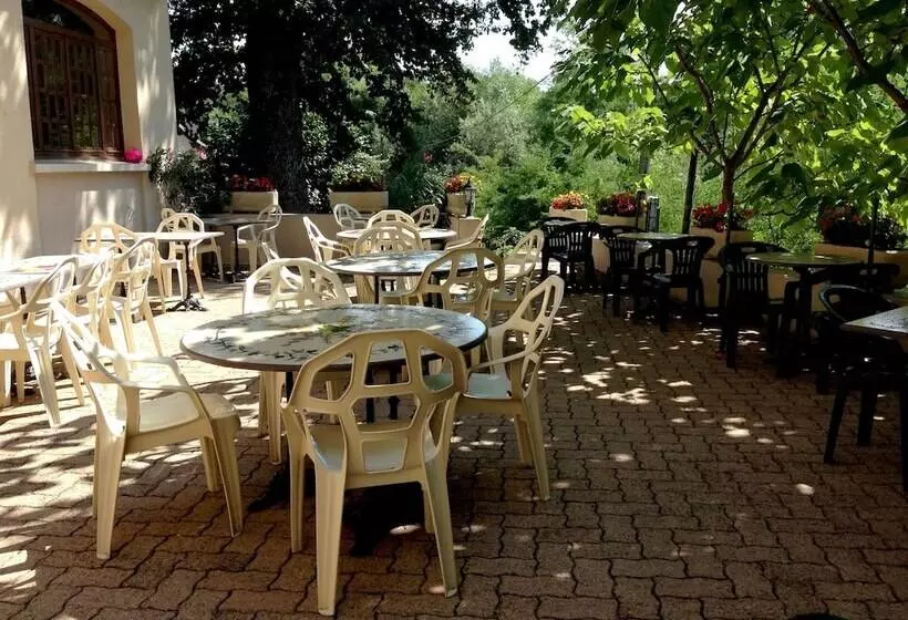 Hotelli Logis Hôtel Chez La Mère Dépalle