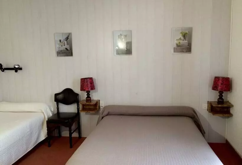 Hotelli Logis Hôtel Chez La Mère Dépalle