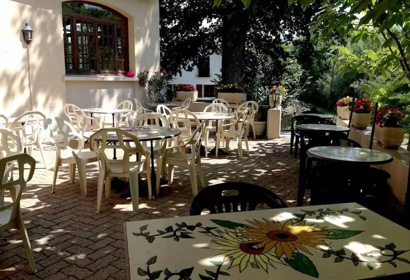 Hotelli Logis Hôtel Chez La Mère Dépalle