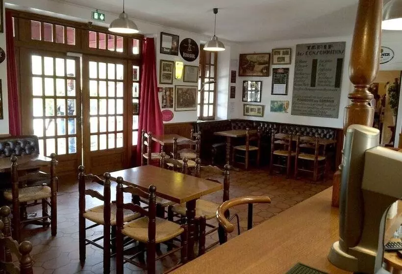 Hotelli Logis Hôtel Chez La Mère Dépalle