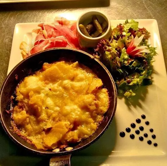 Hotelli Logis Hôtel Chez La Mère Dépalle