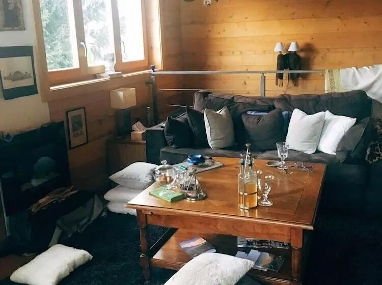 Hotelli Loyehill Chalet. Swiss Alps Escape