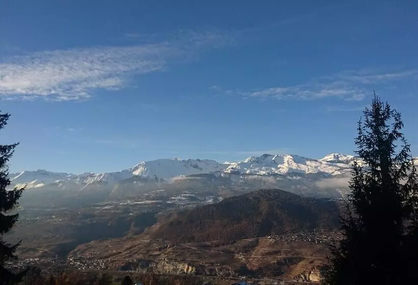 Hotelli Loyehill Chalet. Swiss Alps Escape