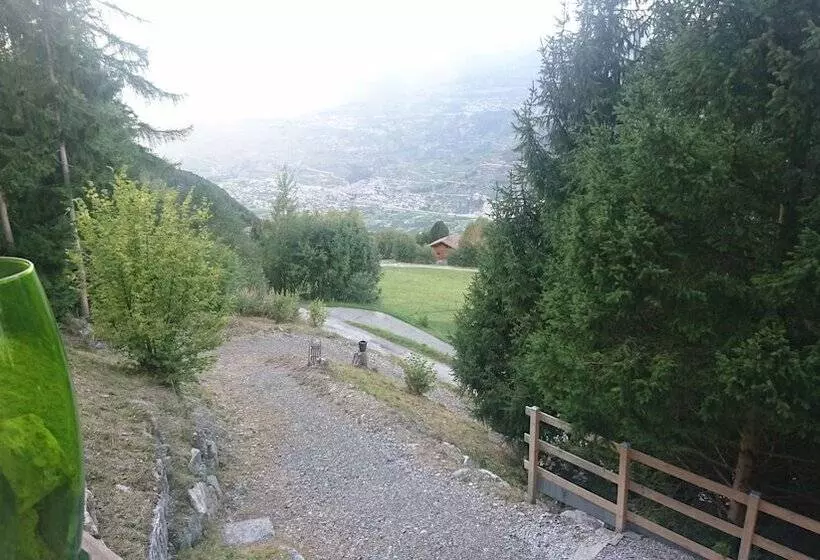 Hotelli Loyehill Chalet. Swiss Alps Escape
