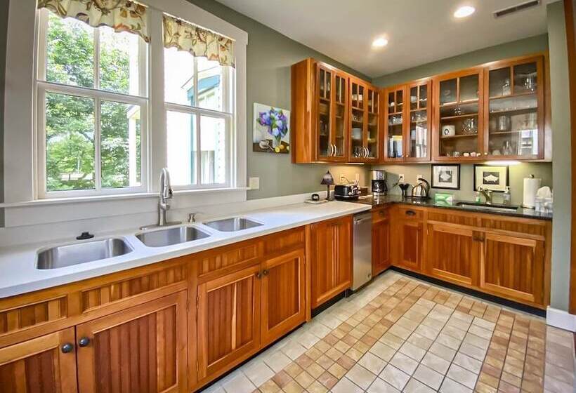 مبيت وإفطار Central