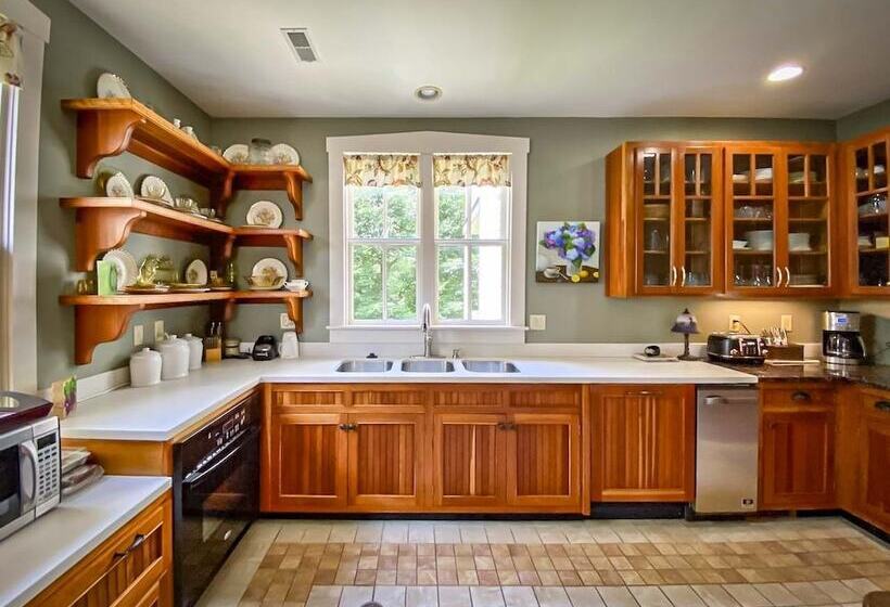 مبيت وإفطار Central