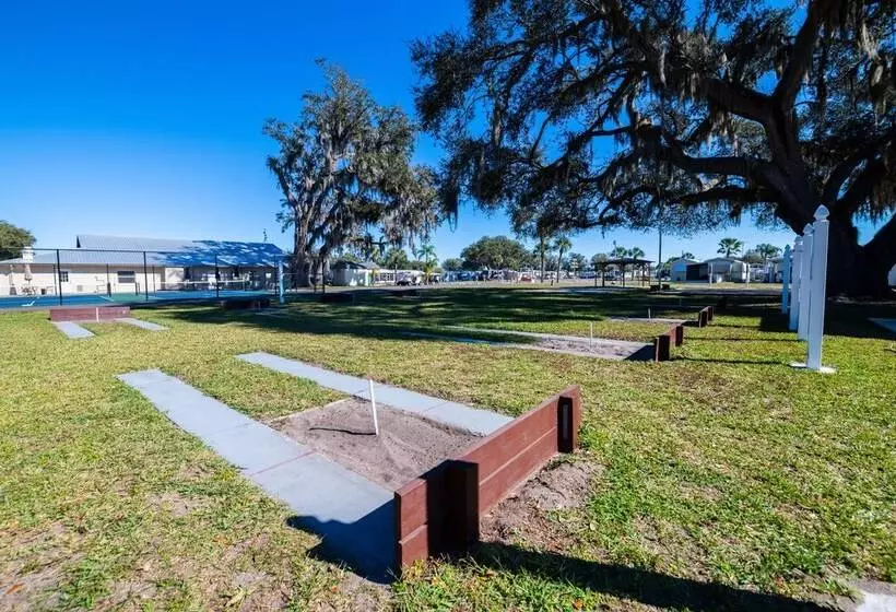 Hotelli Big Tree Rv Resort